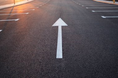 Yeni bir park yerinde yol işaretleri