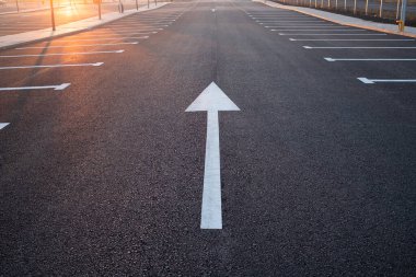 Yeni bir park yerinde yol işaretleri