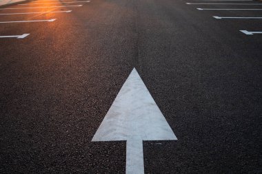 Yeni bir park yerinde yol işaretleri