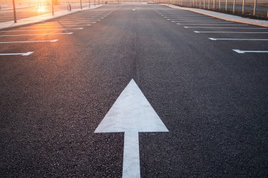 Yeni bir park yerinde yol işaretleri