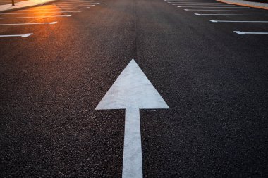 Yeni bir park yerinde yol işaretleri