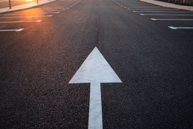 Yeni bir park yerinde yol işaretleri