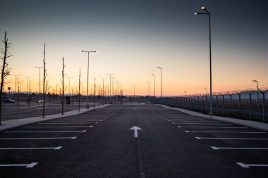 Yeni bir park yerinde yol işaretleri