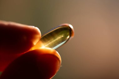 Beyaz arka planda ilaç ve takviye kapsülleri almak