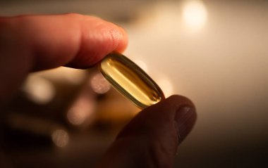 Beyaz arka planda ilaç ve takviye kapsülleri almak