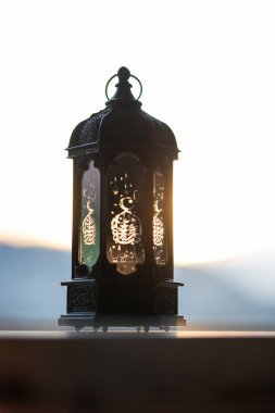 Süslü Arap feneri Ramazan ve Kurban Bayramı tebrik kartı. Arapça hat çevirisi Ramazan Mübarek 'tir.
