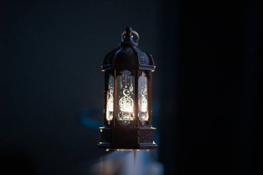Süslü Arap feneri Ramazan ve Kurban Bayramı tebrik kartı. Arapça hat çevirisi Ramazan Mübarek 'tir.
