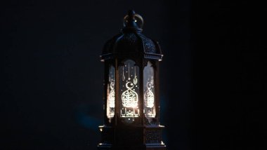 Süslü Arap feneri Ramazan ve Kurban Bayramı tebrik kartı. Arapça hat çevirisi Ramazan Mübarek 'tir.