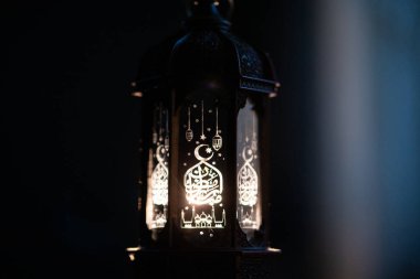 Süslü Arap feneri Ramazan ve Kurban Bayramı tebrik kartı. Arapça hat çevirisi Ramazan Mübarek 'tir.