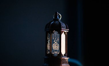 Süslü Arap feneri Ramazan ve Kurban Bayramı tebrik kartı. Arapça hat çevirisi Ramazan Mübarek 'tir.