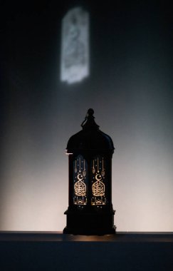 Süslü Arap feneri Ramazan ve Kurban Bayramı tebrik kartı. Arapça hat çevirisi Ramazan Mübarek 'tir.