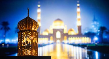 Gece yanan mum ve arka planda cami ile süslenmiş Arapça bir fener. Müslüman kutsal ayı Ramazan Kareem için kutlama kartı.