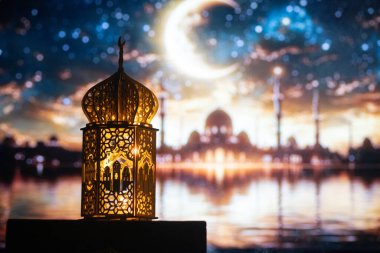 Gece yanan mum ve arka planda cami ile süslenmiş Arapça bir fener. Müslüman kutsal ayı Ramazan Kareem için kutlama kartı.