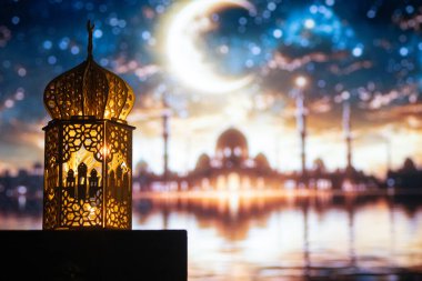 Gece yanan mum ve arka planda cami ile süslenmiş Arapça bir fener. Müslüman kutsal ayı Ramazan Kareem için kutlama kartı.