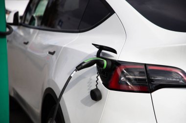 Elektrikli araba park yerinde şarj oluyor. 