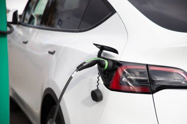 Elektrikli araba park yerinde şarj oluyor. 