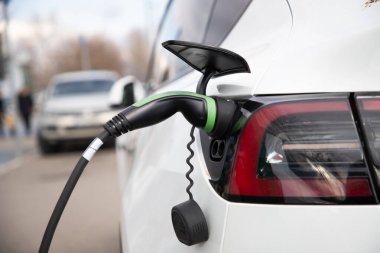 Elektrikli araba park yerinde şarj oluyor. 