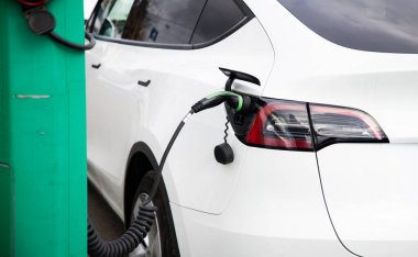 Elektrikli araba park yerinde şarj oluyor. 