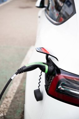 Elektrikli araba park yerinde şarj oluyor. 