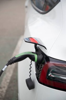 Elektrikli araba park yerinde şarj oluyor. 