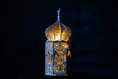 Gece parlayan yanan mumlu süs Arap feneri. Müslüman kutsal ayı Ramazan Kareem için kutlama kartı.