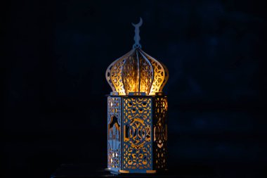 Gece parlayan yanan mumlu süs Arap feneri. Müslüman kutsal ayı Ramazan Kareem için kutlama kartı.