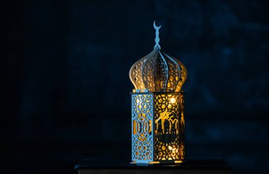 Gece parlayan yanan mumlu süs Arap feneri. Müslüman kutsal ayı Ramazan Kareem için kutlama kartı.