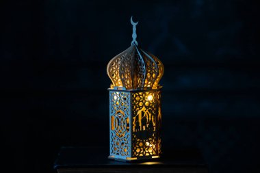 Gece parlayan yanan mumlu süs Arap feneri. Müslüman kutsal ayı Ramazan Kareem için kutlama kartı.