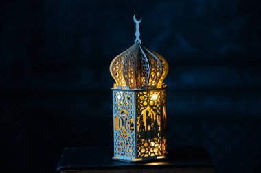 Gece parlayan yanan mumlu süs Arap feneri. Müslüman kutsal ayı Ramazan Kareem için kutlama kartı.