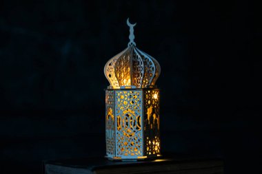 Gece parlayan yanan mumlu süs Arap feneri. Müslüman kutsal ayı Ramazan Kareem için kutlama kartı.