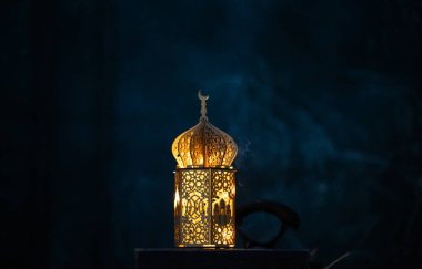Gece parlayan yanan mumlu süs Arap feneri. Müslüman kutsal ayı Ramazan Kareem için kutlama kartı.