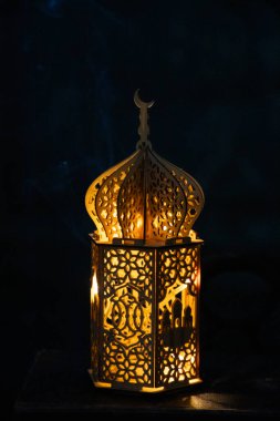 Gece parlayan yanan mumlu süs Arap feneri. Müslüman kutsal ayı Ramazan Kareem için kutlama kartı.