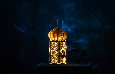 Gece parlayan yanan mumlu süs Arap feneri. Müslüman kutsal ayı Ramazan Kareem için kutlama kartı.