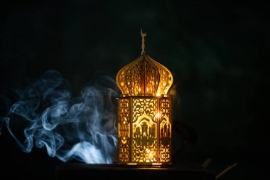 Gece parlayan yanan mumlu süs Arap feneri. Müslüman kutsal ayı Ramazan Kareem için kutlama kartı.