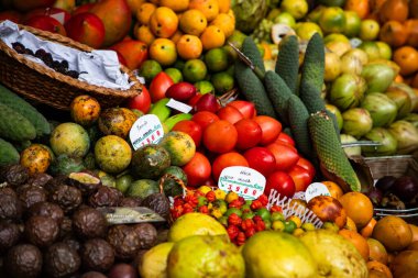 Canlı bir tropik meyve pazarında egzotik meyveler ve canlı bir atmosfer.