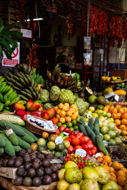 Canlı bir tropik meyve pazarında egzotik meyveler ve canlı bir atmosfer.
