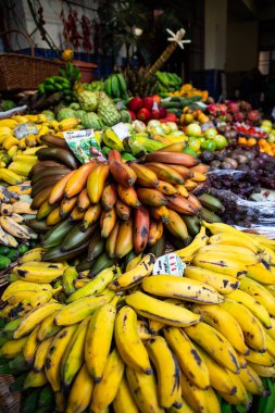 Canlı bir tropik meyve pazarında egzotik meyveler ve canlı bir atmosfer.