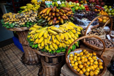 Canlı bir tropik meyve pazarında egzotik meyveler ve canlı bir atmosfer.