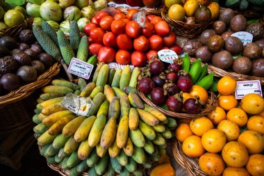 Canlı bir tropik meyve pazarında egzotik meyveler ve canlı bir atmosfer.