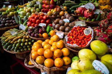 Canlı bir tropik meyve pazarında egzotik meyveler ve canlı bir atmosfer.
