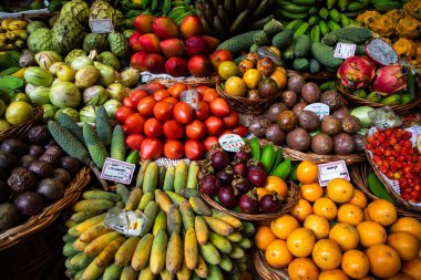 Canlı bir tropik meyve pazarında egzotik meyveler ve canlı bir atmosfer.
