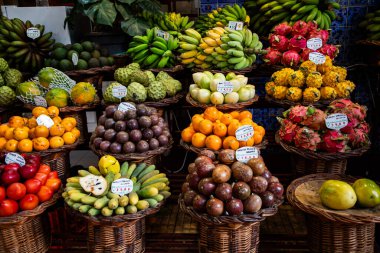 Canlı bir tropik meyve pazarında egzotik meyveler ve canlı bir atmosfer.