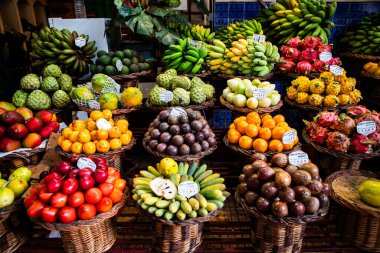 Canlı bir tropik meyve pazarında egzotik meyveler ve canlı bir atmosfer.