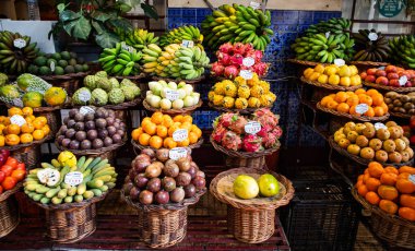Canlı bir tropik meyve pazarında egzotik meyveler ve canlı bir atmosfer.