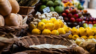 Canlı bir tropik meyve pazarında egzotik meyveler ve canlı bir atmosfer.