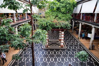 Canlı bir tropik meyve pazarında egzotik meyveler ve canlı bir atmosfer.