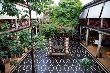 Canlı bir tropik meyve pazarında egzotik meyveler ve canlı bir atmosfer.