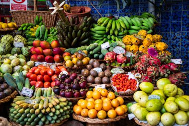 Canlı bir tropik meyve pazarında egzotik meyveler ve canlı bir atmosfer.