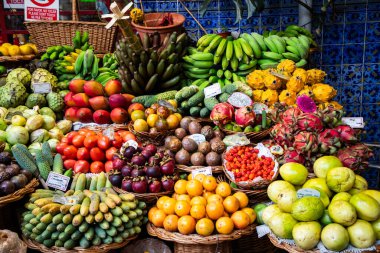 Canlı bir tropik meyve pazarında egzotik meyveler ve canlı bir atmosfer.