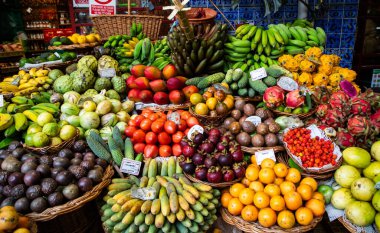 Canlı bir tropik meyve pazarında egzotik meyveler ve canlı bir atmosfer.